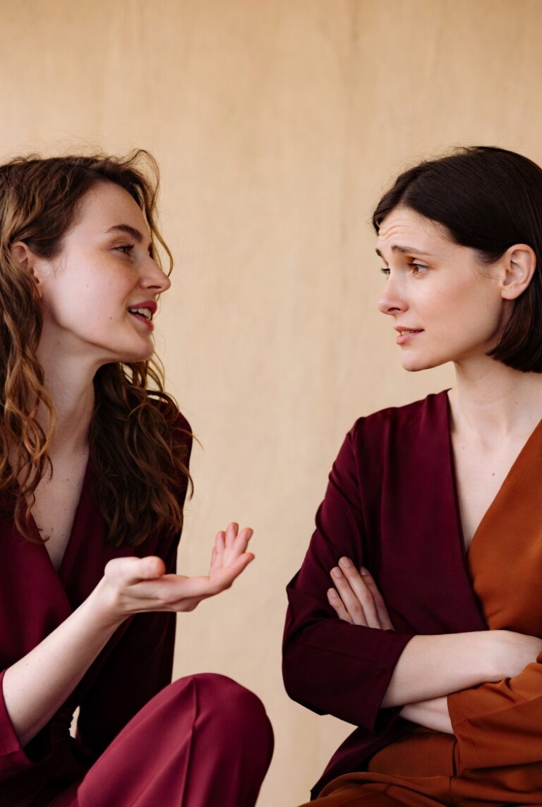 Dos mujeres en conversación consciente, ilustrando la pausa entre estímulo y respuesta del Método ROMPE para detener la reactividad en tiempo real